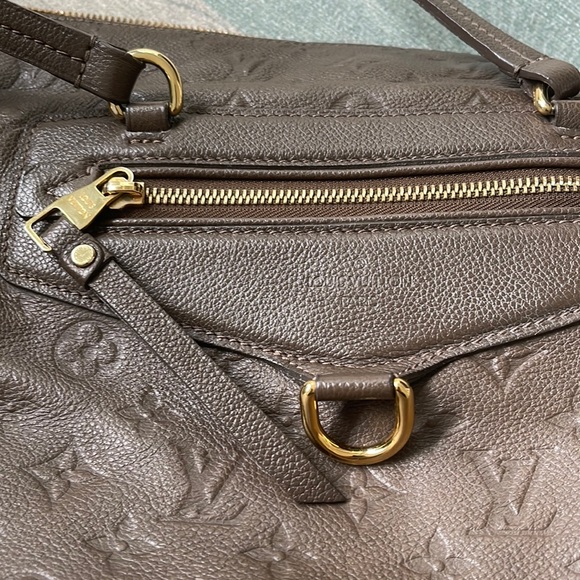 Louis Vuitton Lumineuse Empreinte HandBag. - Picture 10 of 12